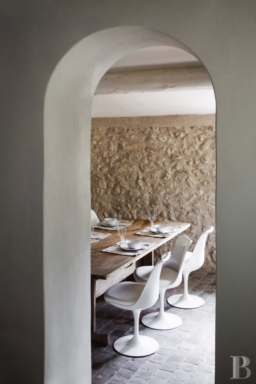 Dans les Bouches-du-Rhône, entre Avignon et Arles, une maison de village des 13e et 14e siècles - photo  n°10